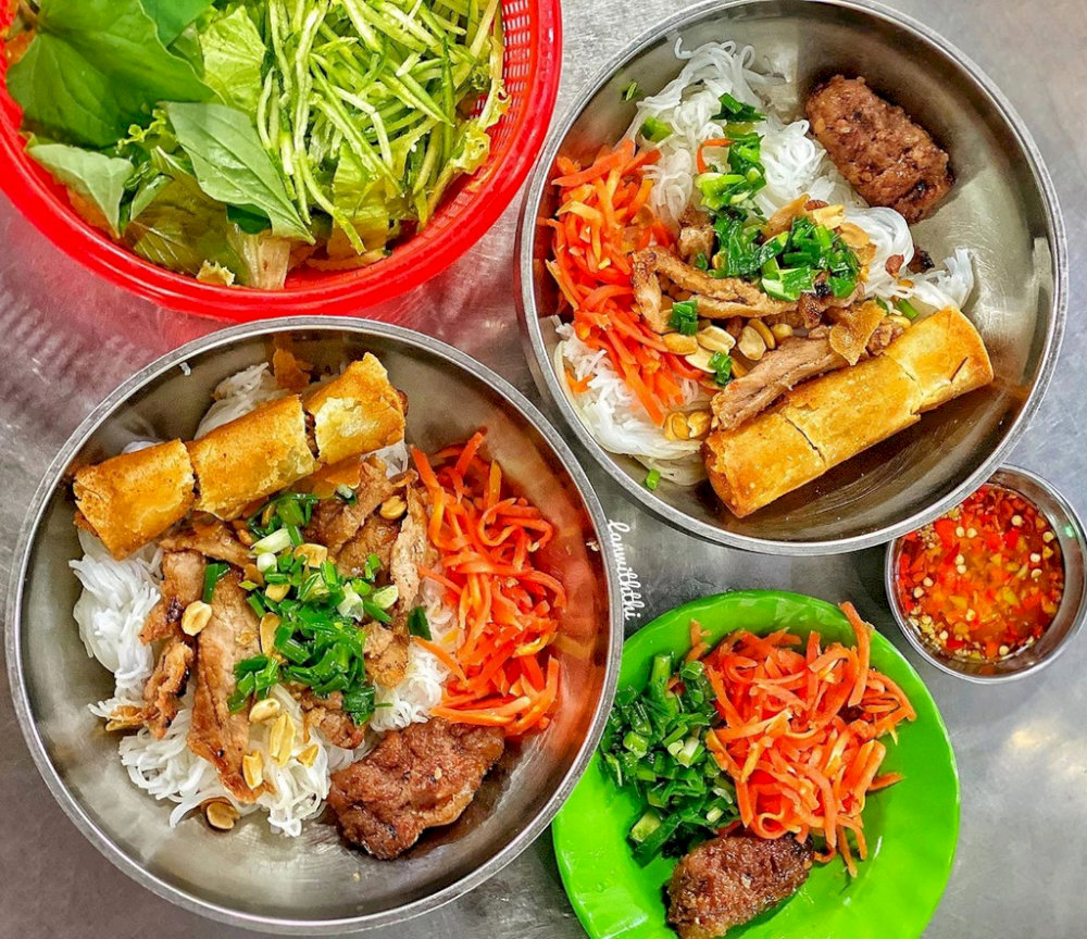 Bun thit nuong is a fresh, delicate dish, usually served during lunch time